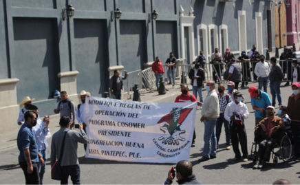Ejidatarios de Puebla se manifiestan ante visita de López Obrador