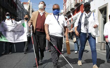 Se manifiestan invidentes en Puebla, exigen mejores oportunidades