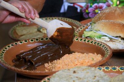 Desde sus casas, cocineras de Calpan venderán mole poblano