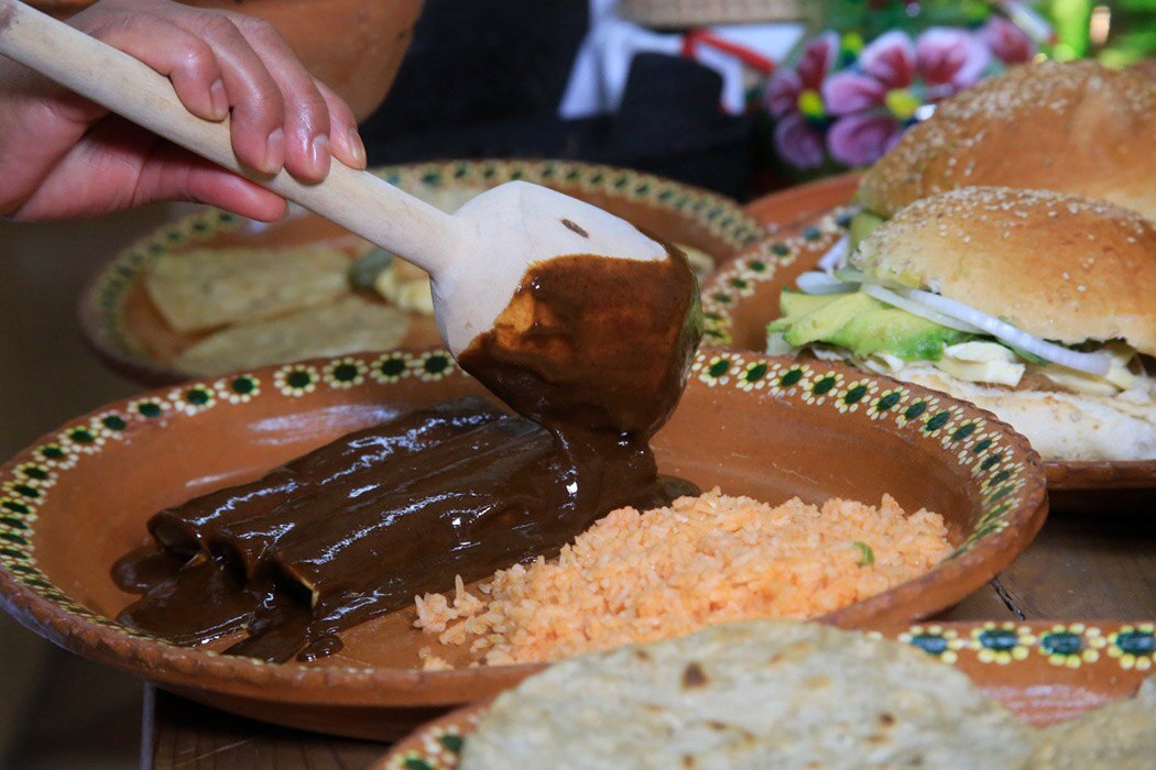 Desde sus casas, cocineras de Calpan venderán mole poblano