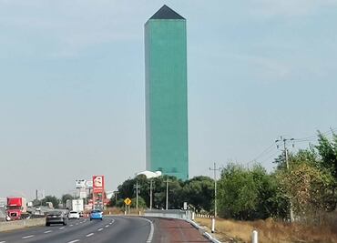Qué hay en el rascacielos solitario de la Autopista México-Puebla