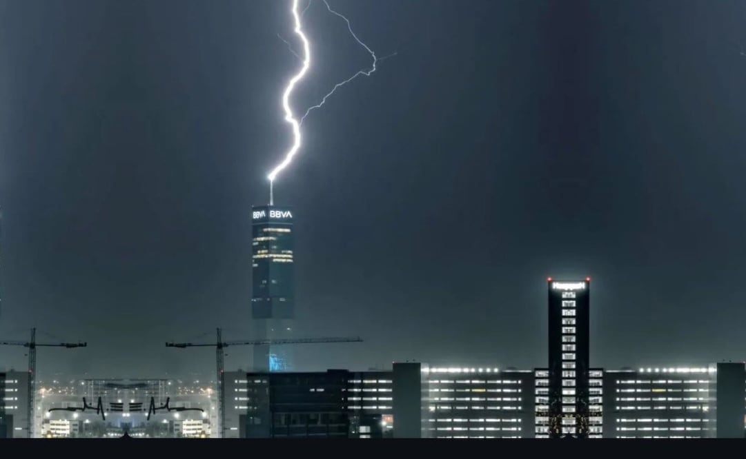 Así se observó la fuerza del rayo que sacudió a Puebla | Foto: Webcams de México