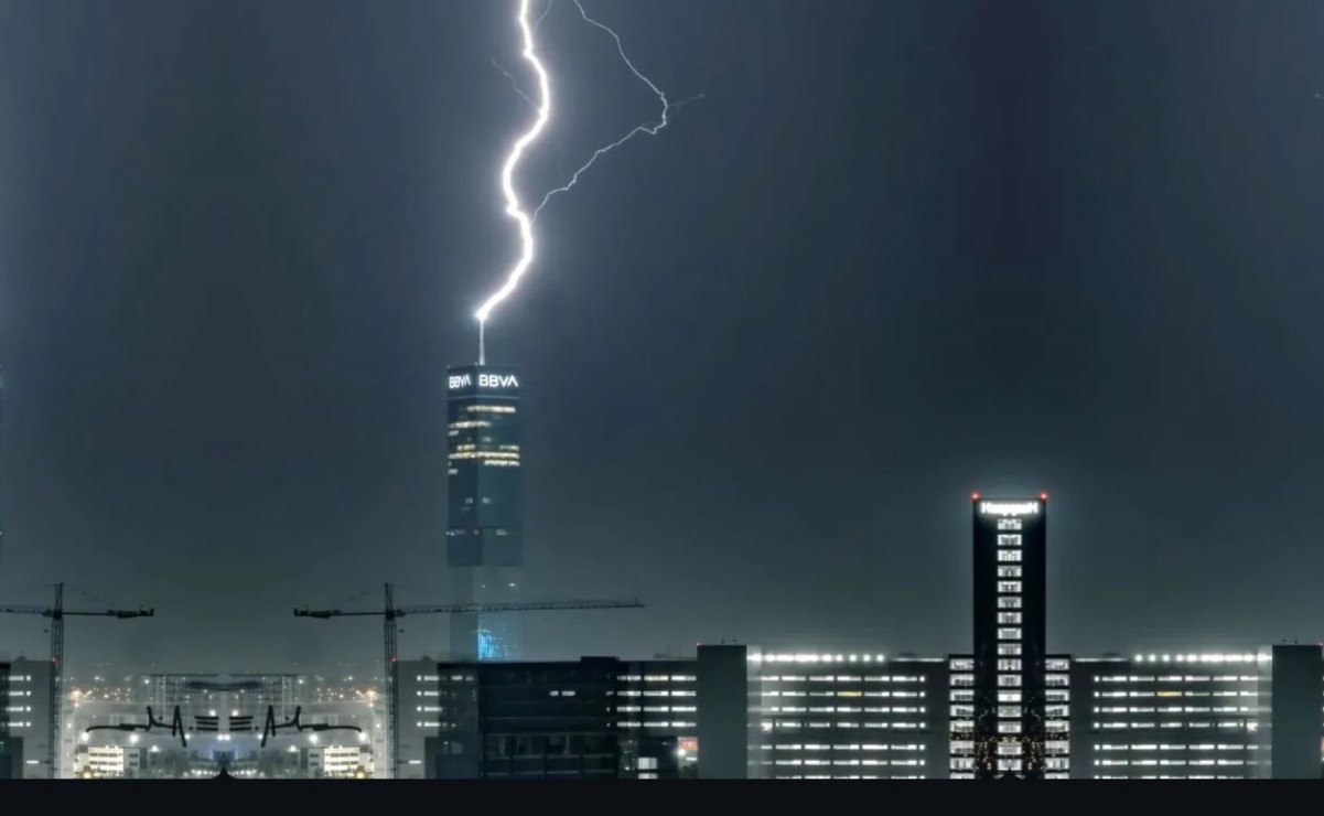 ¿Por qué el rayo que cimbró a Puebla cayó en la Torre Inxignia?