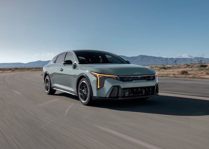 El Kia K4 estará disponible en siete versiones, con dos opciones de motorización: un motor de 2.0 litros de ciclo Atkinson que produce 147 caballos de fuerza, y un motor turboalimentado de 1.6 litros T-GDI con 190 caballos de fuerza en la versión GT-line Turbo.

Foto: Producción El Universal Puebla