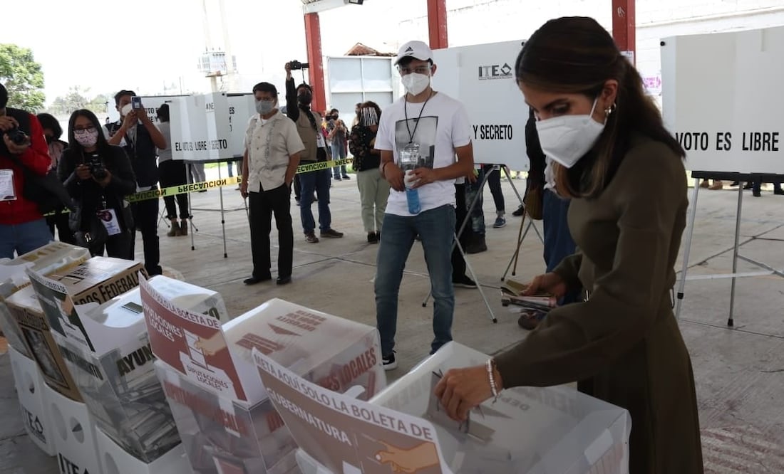 Elizabeth Piedras Martínez, Consejera Presidenta del ITE Tlaxcala, al momento de ejercer su voto este 6 de junio. Foto: Facebook ITE Tlaxcala