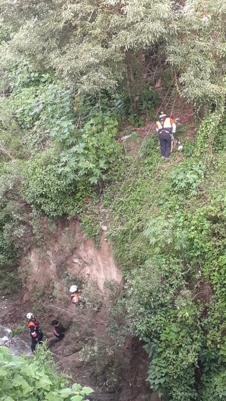 Avientan a hombre a barranca tras asaltarlo en la Naciones Unidas