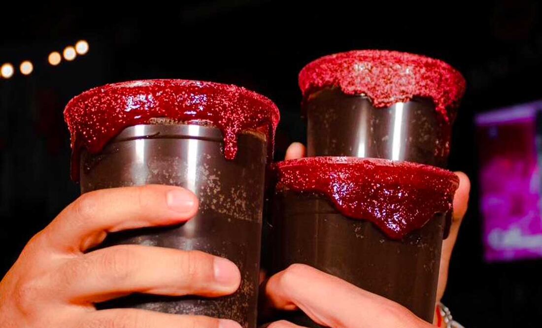 Si este calor te tiene agobiado échate una chela, un agua fresca o una paleta helada | Foto: Micheladas & Litros "Una y ya"