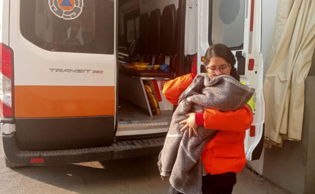 Paramédicos de Protección Civil apoyaron a una madre que tuvo a su bebé en las calles de la colonia Minerales del Sur | Foto: Twitter PC Municipal Puebla