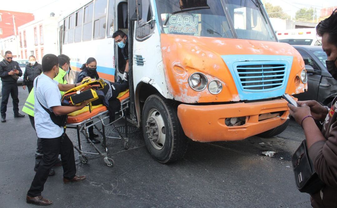 Por venir echando carreritas una unidad de Galgos del Sur chocó contra la Ruta 4 y dejó 12 lesionados | Foto: Agencia Es Imagen para El Universal Puebla