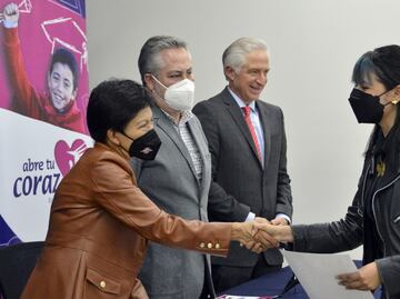Lilia Cedillo y empresarios entregan becas a estudiantes BUAP