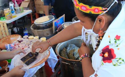 Variedad y sabor disfrutan asistentes a la Feria del Tamal en Cholula
