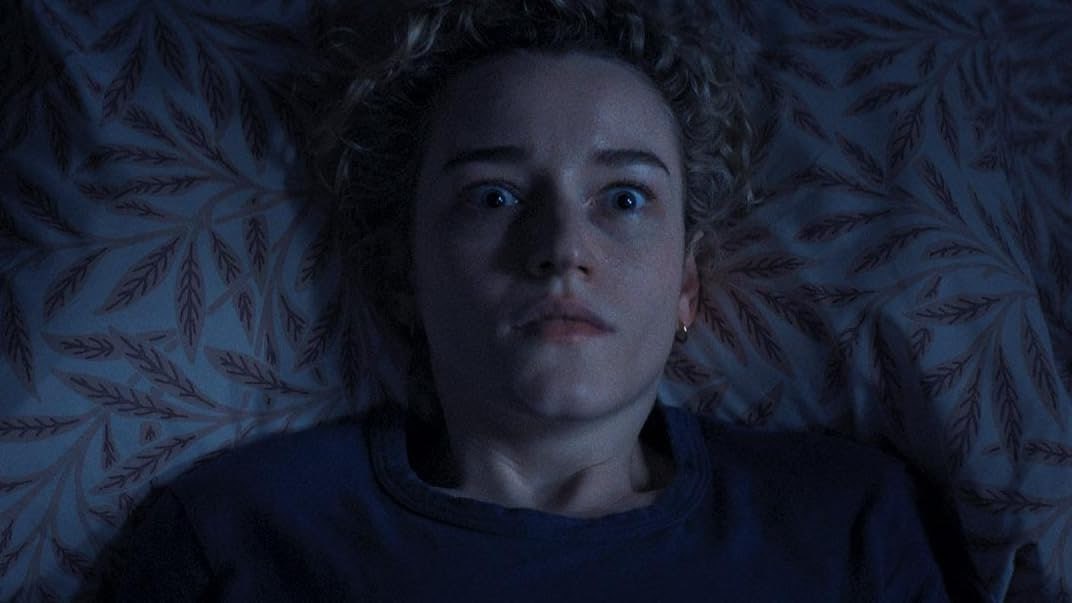 Julia Garner interpreta a una protagonista diferente, quien se construye alrededor de sus peores características | Foto: New Line Cinema