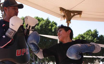 Niño con sueños de boxeador entrena en quiosco del Paseo Bravo
