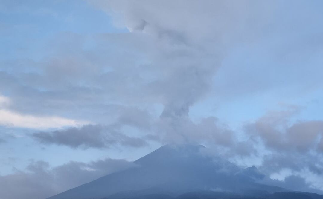 Protección Civil informó que se registra una disminución en la amplitud de la actividad en el volcán Popocatépetl, el cual no ha reportado explosiones | Foto: Agencia Es Imagen para El Universal Puebla