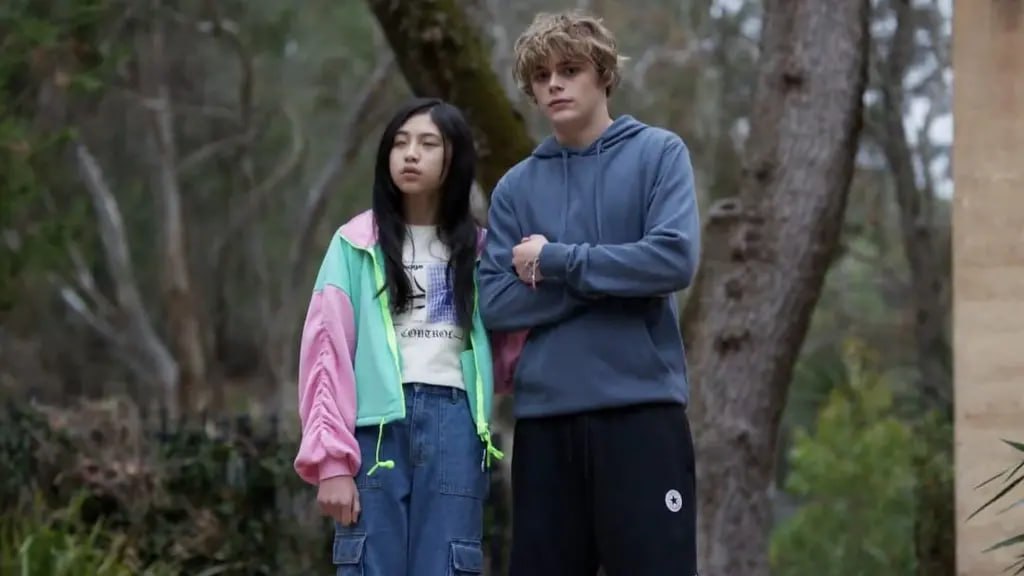 Sora Wong y Billy Barratt comparten una gran química durante toda la película, creando un vínculo que sostiene gran parte del suspenso hacia el clímax de la historia | Foto: A24