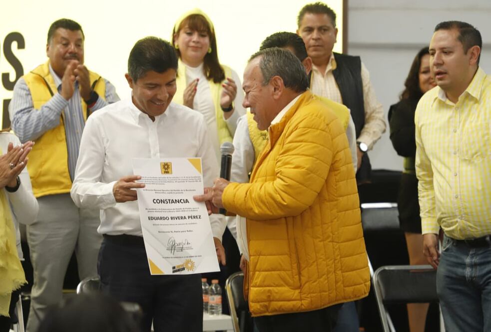 Eduardo Rivera recibió su constancia por parte del PRD | Foto: PRD