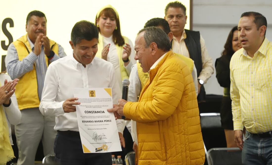 Eduardo Rivera recibió su constancia por parte del PRD | Foto: PRD