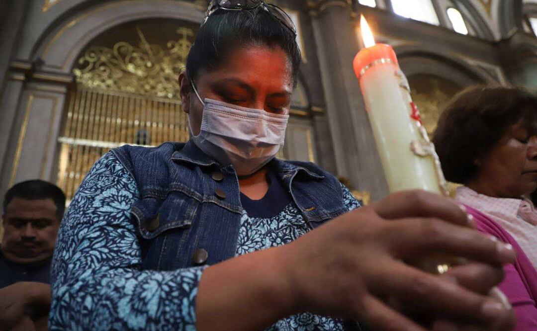 El Domingo de Resurrección los creyentes encienden un cirio para proteger sus hogares | Foto: AGENCIA ES IMAGEN PARA EL UNIVERSAL PUEBLA