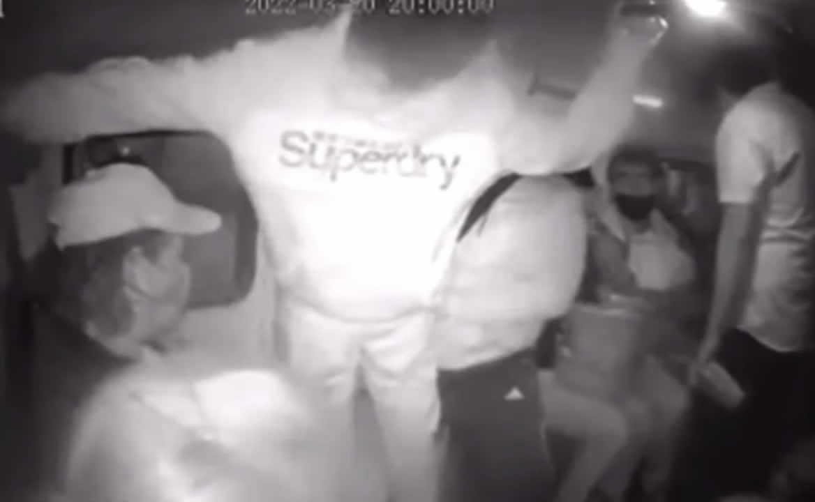 Pasajeros evitan asalto a combi; ladrones disparan en 3 ocasiones