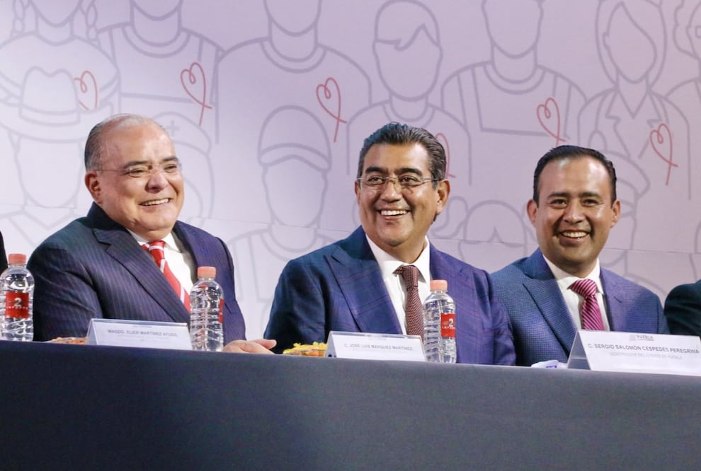 El gobernador Sergio Salomón Céspedes Peregrina asistió a la Sierra Norte de Puebla a informes de gobierno | Foto: Sergio Salomón