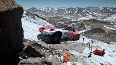 Porsche 911 deja las pistas y es llevado al extremo hasta la cima de un volcán