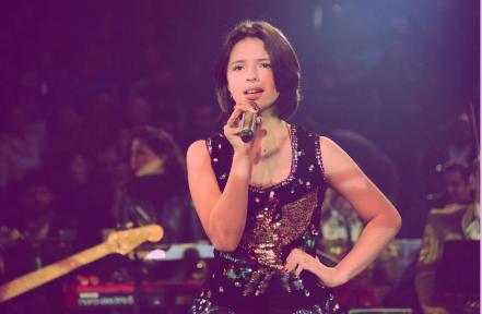 Ángela Aguilar, de china poblana y talavera. Sus vestidos que evocan a Puebla