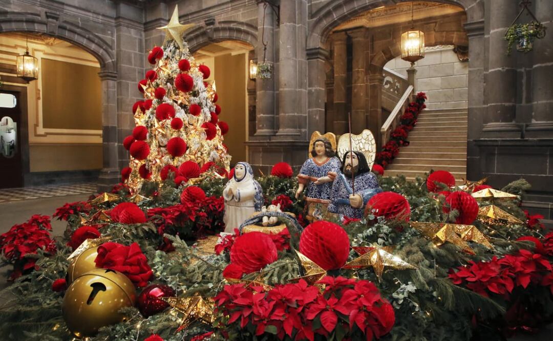 Instalan Nacimiento de talavera en Palacio Municipal | Foto: Gobierno de Puebla.