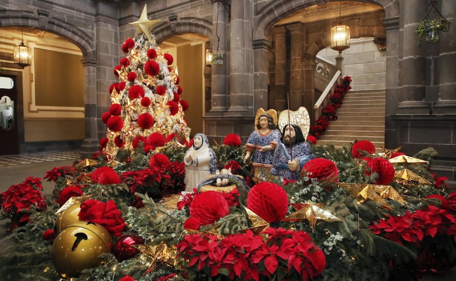 Instalan Nacimiento de talavera en Palacio Municipal