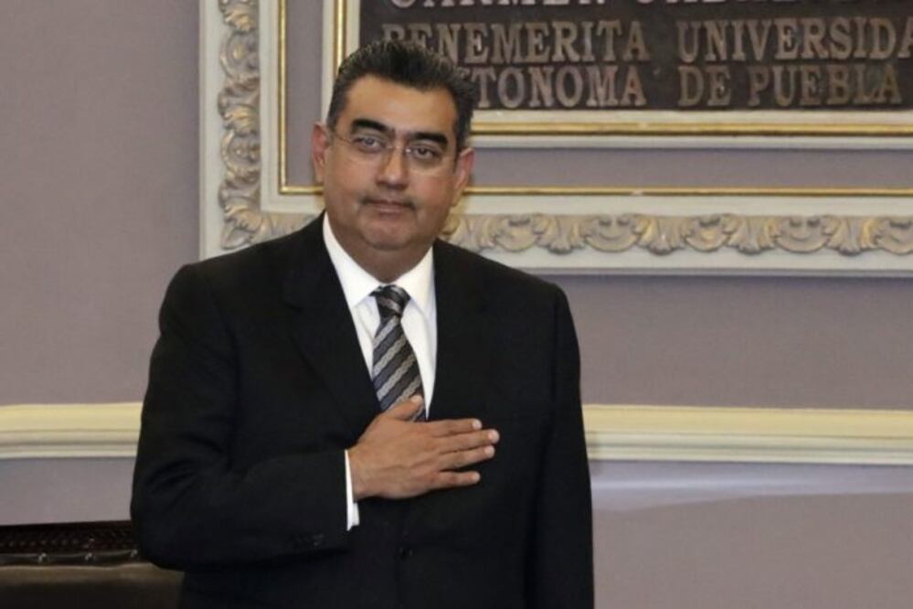 A través de sus redes sociales, el gobernador Sergio Salomón Céspedes Peregrina informó la noche del 24 de noviembre que había comenzado a presentar fiebre y malestar general.
Foto: Producción El Universal Puebla