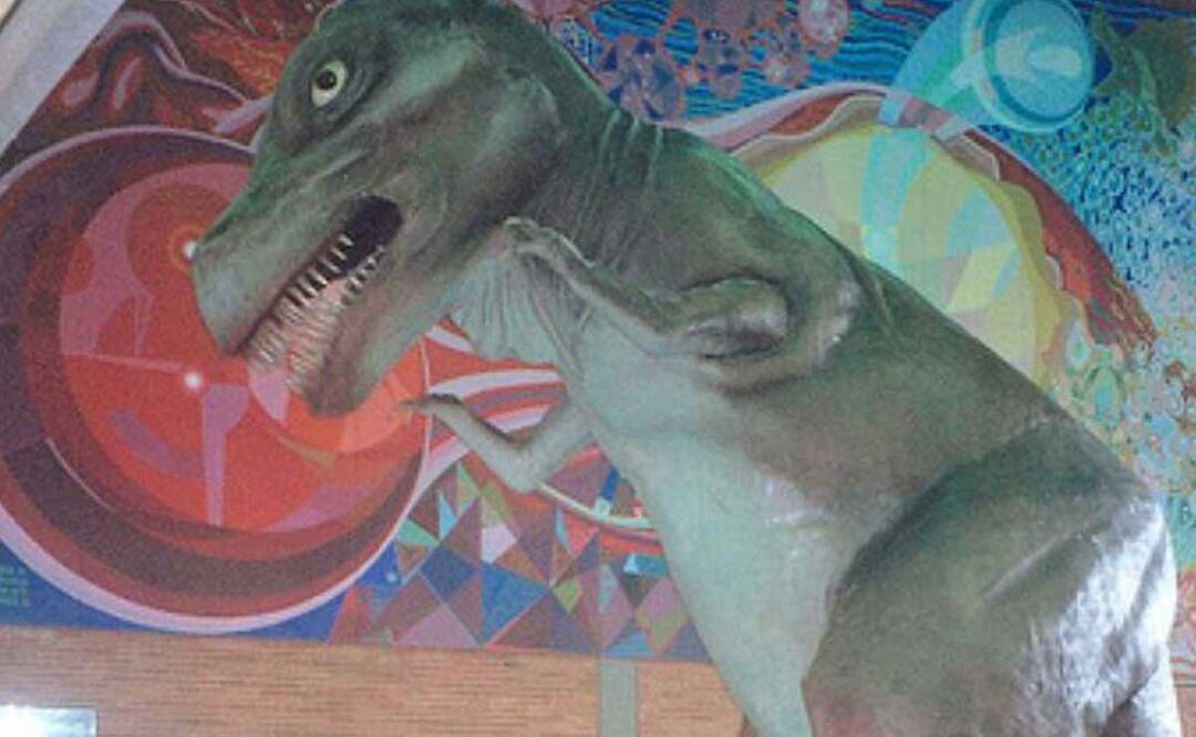 Este T-Rex estaba en la entrada principal del extinto Museo de Historia Natural | Foto Facebook Puebla Antigua/Diego Pérez