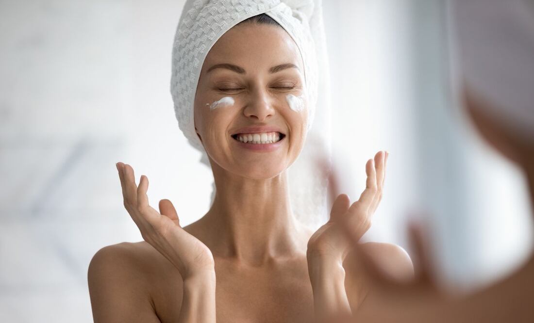 Este tipo de cremas contienen ingredientes suelen incluir compuestos que estimulan la producción de colágeno y elastina, dos proteínas esenciales para mantener la piel joven y firme.
Foto: Producción El Universal Puebla