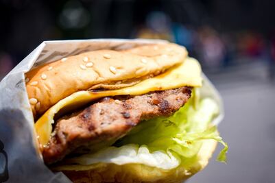 Día del Beso Carl's Jr: Así puedes comer una hamburguesa gratis