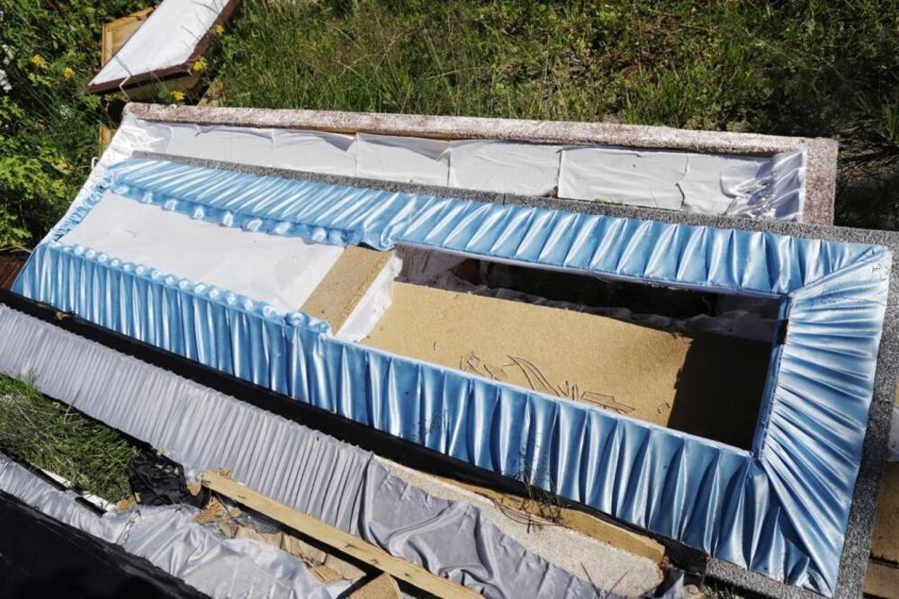 Féretros aparecieron tirados