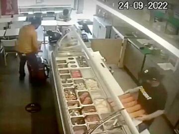 VIDEO. Repartidor de Rappi roba caja de propinas de Subway en Puebla