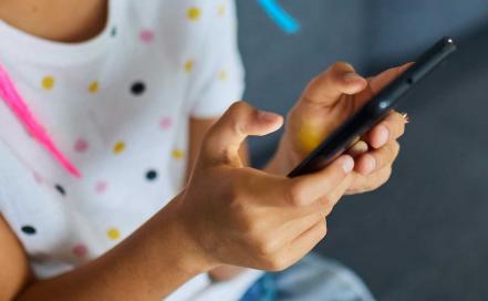 Huérfanos Digitales, los niños criados por el Internet