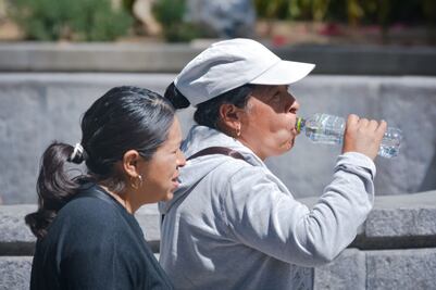 ¿Qué provoca tomar agua en exceso?