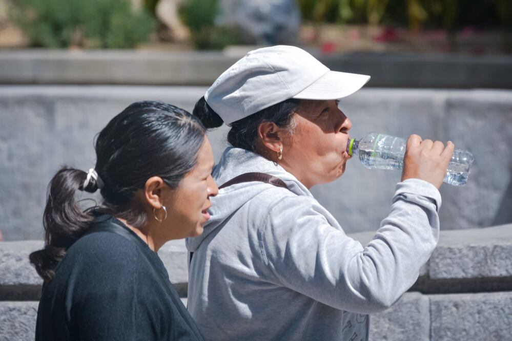 Las afectaciones a la salud pueden ser graves si se consume agua en exceso | Foto: EsImagen