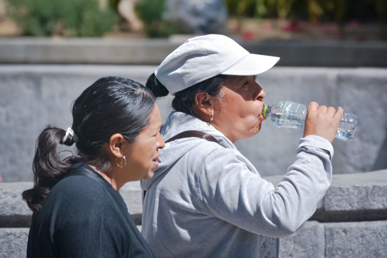 ¿Qué provoca tomar agua en exceso?