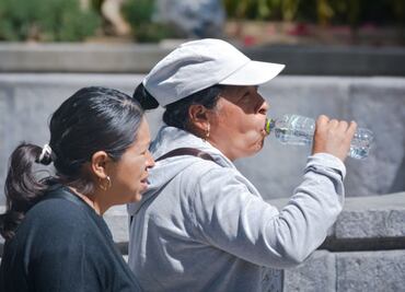 ¿Qué provoca tomar agua en exceso?