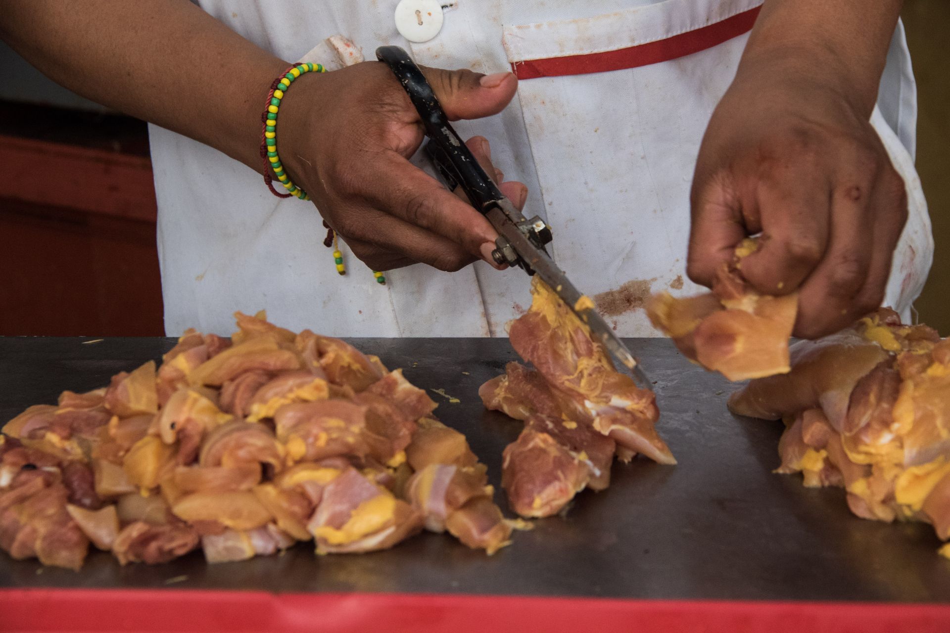 Lavar el pollo crudo podría causar infecciones. Foto: Cuartoscuro