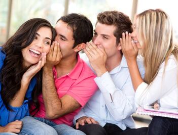 ¿Te gusta el chisme? Conoce sus beneficios según la UNAM