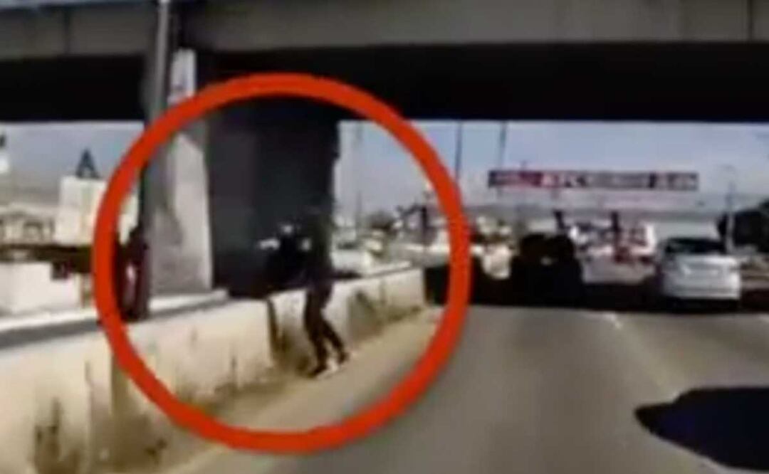 Un automovilista grabó en video cómo unos sujetos encañonaron a unos ciclistas a la altura de la calle 16 de Septiembre | Foto: Especial