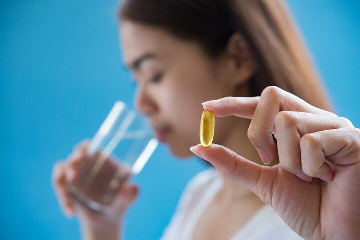 Explorando los beneficios y riesgos de los suplementos de aceite de pescado. Fuente: Freepik.