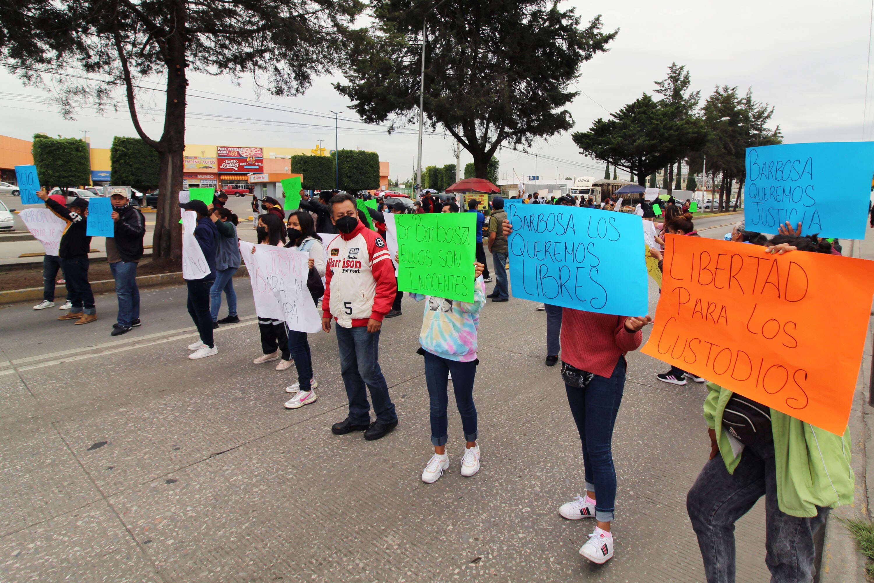 Exigen familiares la liberación de custodios detenidos por la fuga de “El Pirulí”