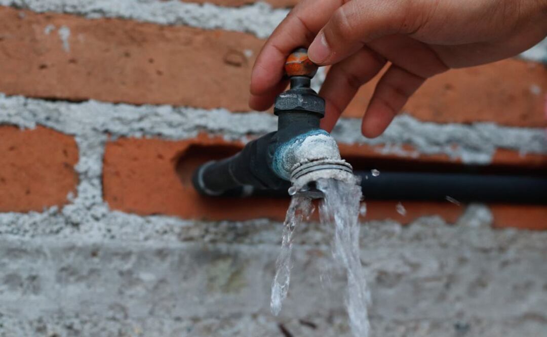 Este es el tercer ajuste que aplica el SOAPAP al servicio de agua desde que el Congreso avaló el incremento. | Foto: Agencia Es Imagen para El Universal Puebla