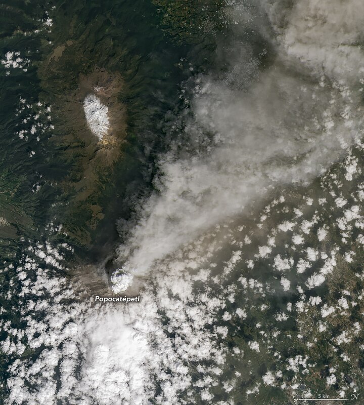 La NASA captó una erupción del volcán Popocatépetl. Foto NASA