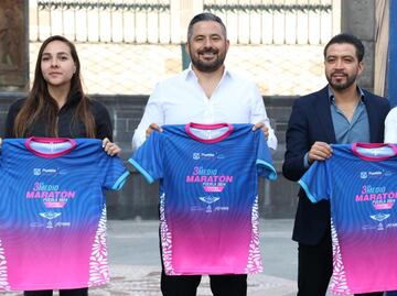 Presenta Ayuntamiento de Puebla playera oficial del Tercer Medio Maratón