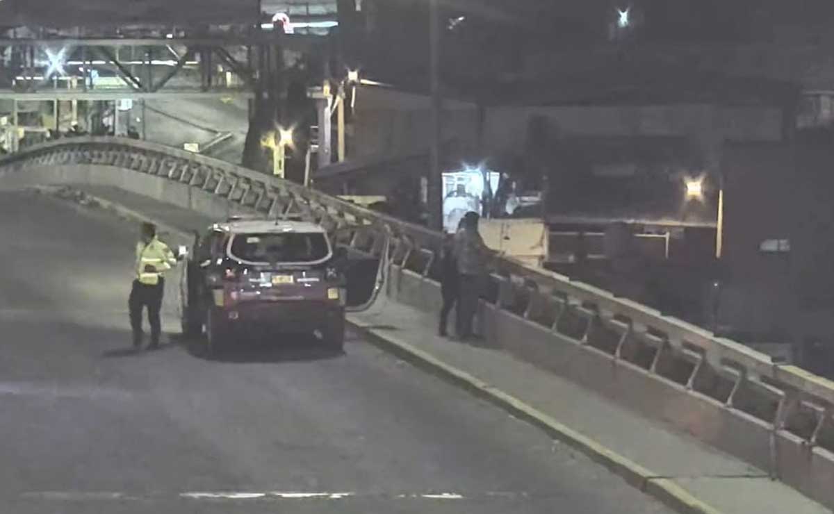 Policías de Puebla evitan suicidio de hombre en el puente de la 14 Sur