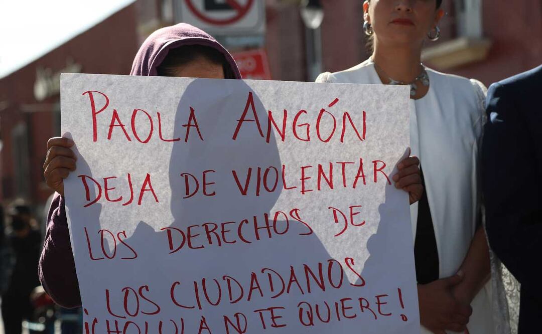 Inconformes rompieron cercos de seguridad durante el informe | Foto: Agencia Es Imagen para El Universal Puebla