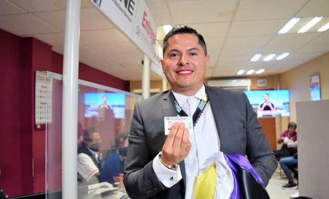 El jueves 23 de marzo el INE entregó la primera credencial no binaria del país al magistrade Jesús Ociel Baena de Aguascalientes | Foto: Especial